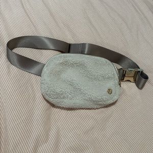 Lululemon Belt Bag in Sherpa White Ivory